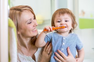 Как научить ребенка чистить зубы